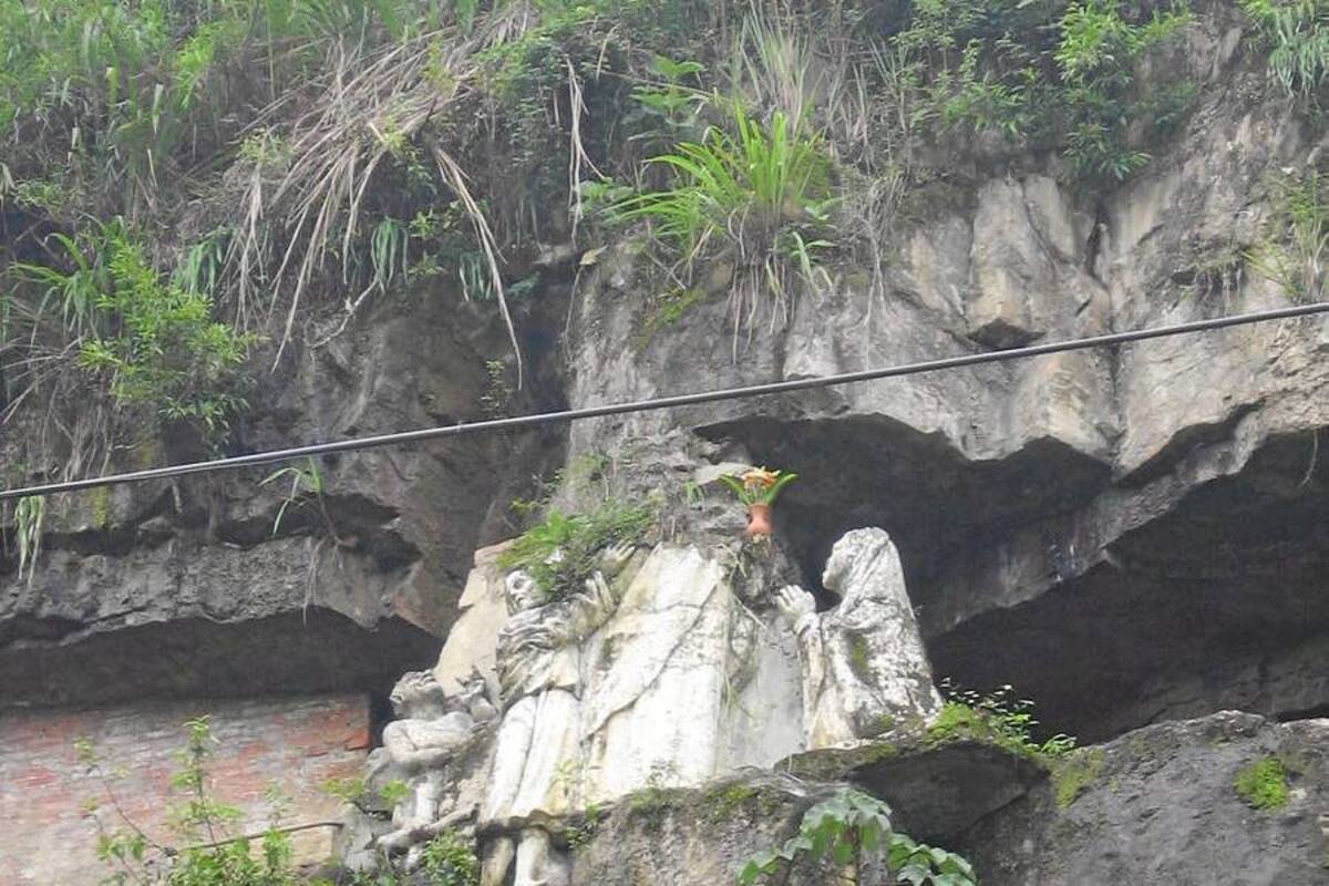 Según el párroco de la Concatedral, una vez se restaure la imagen de Nuestra Señora del Socorro que está pegada a la peña, se definirá el sitio donde se va a reubicar. (Foto: Nancy Gómez /VANGUARDIA LIBERAL)