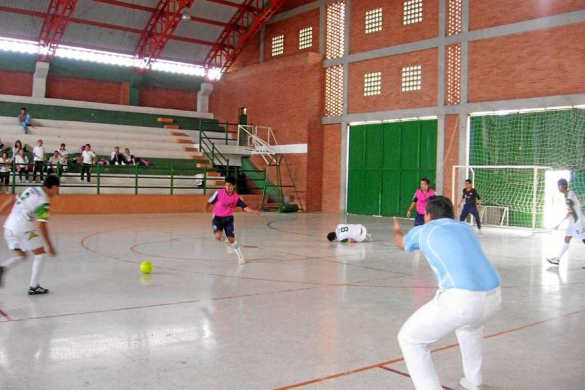 Guerreada estuvo la final de fútbol de salón entre los estudiantes del Colegio Universitario Socorro y la Normal Superior de Oiba, donde los oibanos vencieron por puntos a los jóvenes socorranos. (Foto: Nancy Gómez /VANGUARDIA LIBERAL )