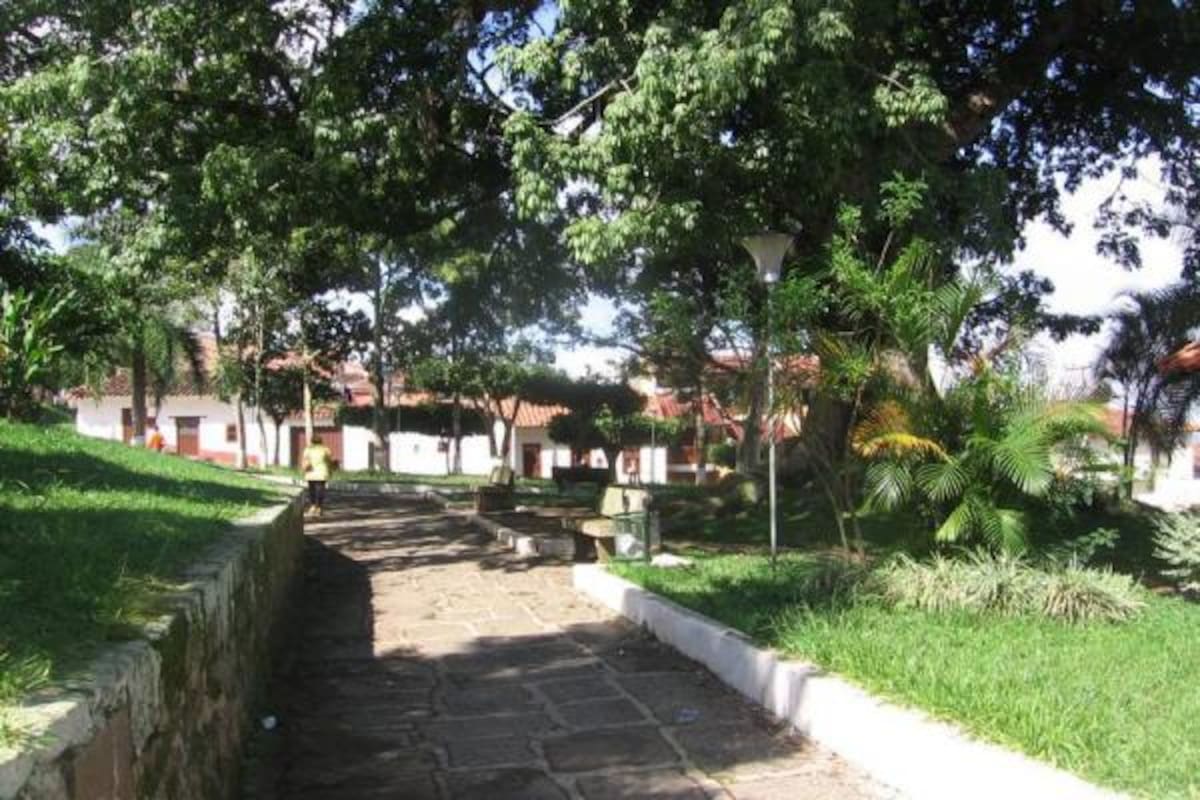 En la reunión que se cumplió en la capilla del Convento de los Capuchinos los residentes del barrio expresaron que los jóvenes, muchos de ellos menores de edad, se trepan por los muros del Estadio Juventud Comunera en horas nocturnas. (Foto: Nancy Gómez /VANGUARDIA LIBERAL)