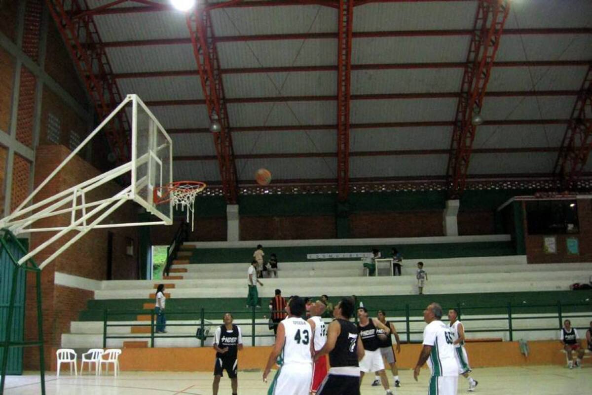 Mucha emoción se vivió durante los partidos de baloncesto que se jugaron entre los educadores de los distintos municipios, en el Coliseo Cubierto, durante los Juegos Interdocentes 2011. (Foto: Nancy Gómez/VANGUARDIA LIBERAL)