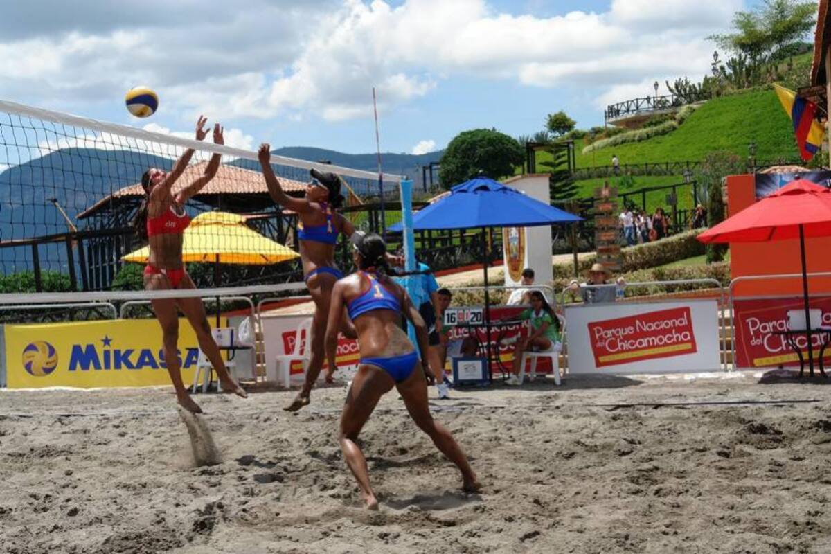 Las colombianas Kelly Medina y Dalgis Villalobos derrotaron a las paraguayas Betania Caballero y Katrin Thiede y se quedaron con el título de la Copa Continental de Voleibol Playa, que culminó ayer en el Parque Nacional del Chicamocha, Panachi. (Foto: Suministrada / VANGUARDIA LIBERAL)
