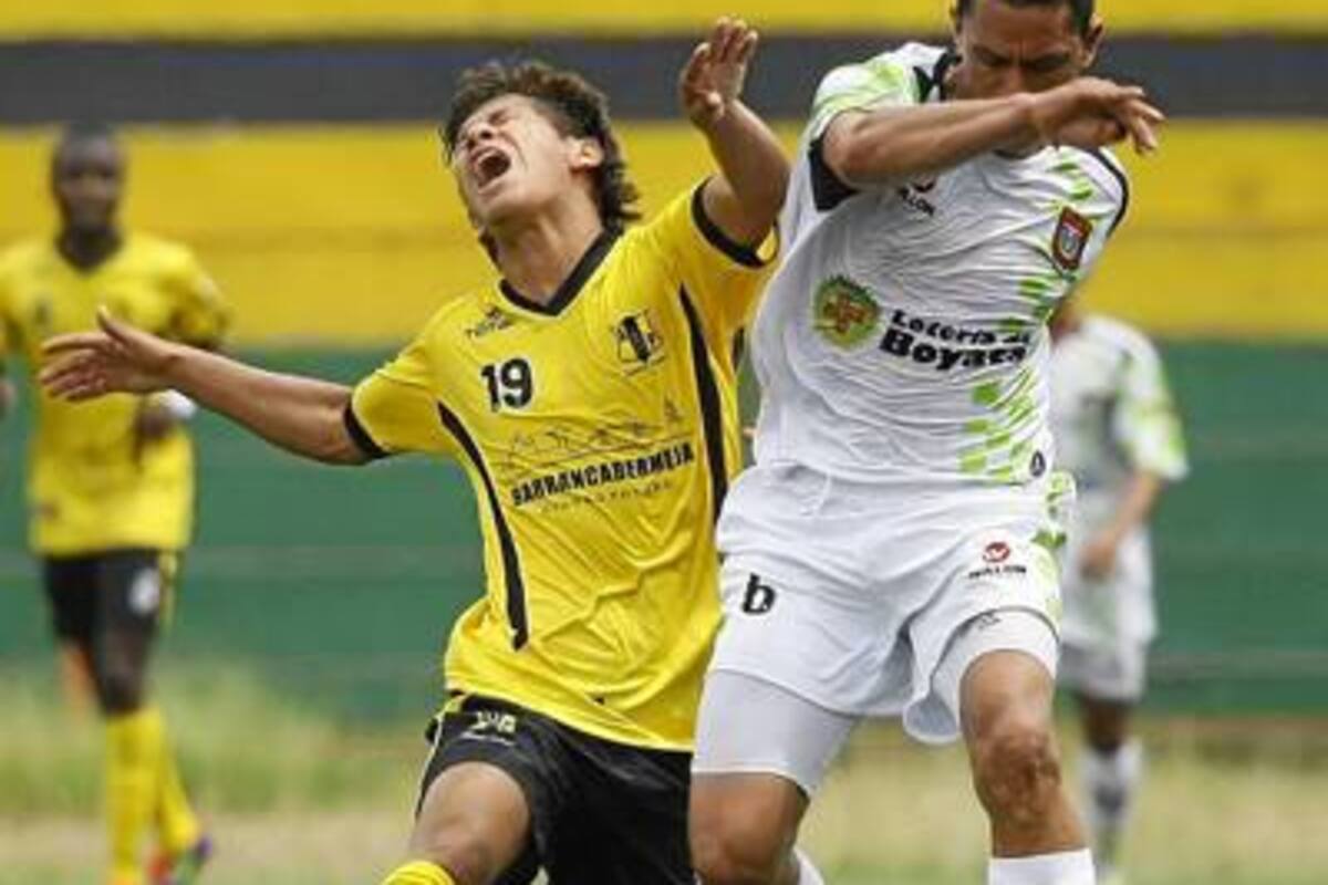 Alianza Petrolera continúa sin ganar en la temporada 2012, donde ha disputado 10 partidos. El conjunto ‘porteño’ empató ayer 3 – 3 ante Boyacá Chicó por la Copa Postobón. (Foto: César Flórez / VANGUARDIA LIBERAL)