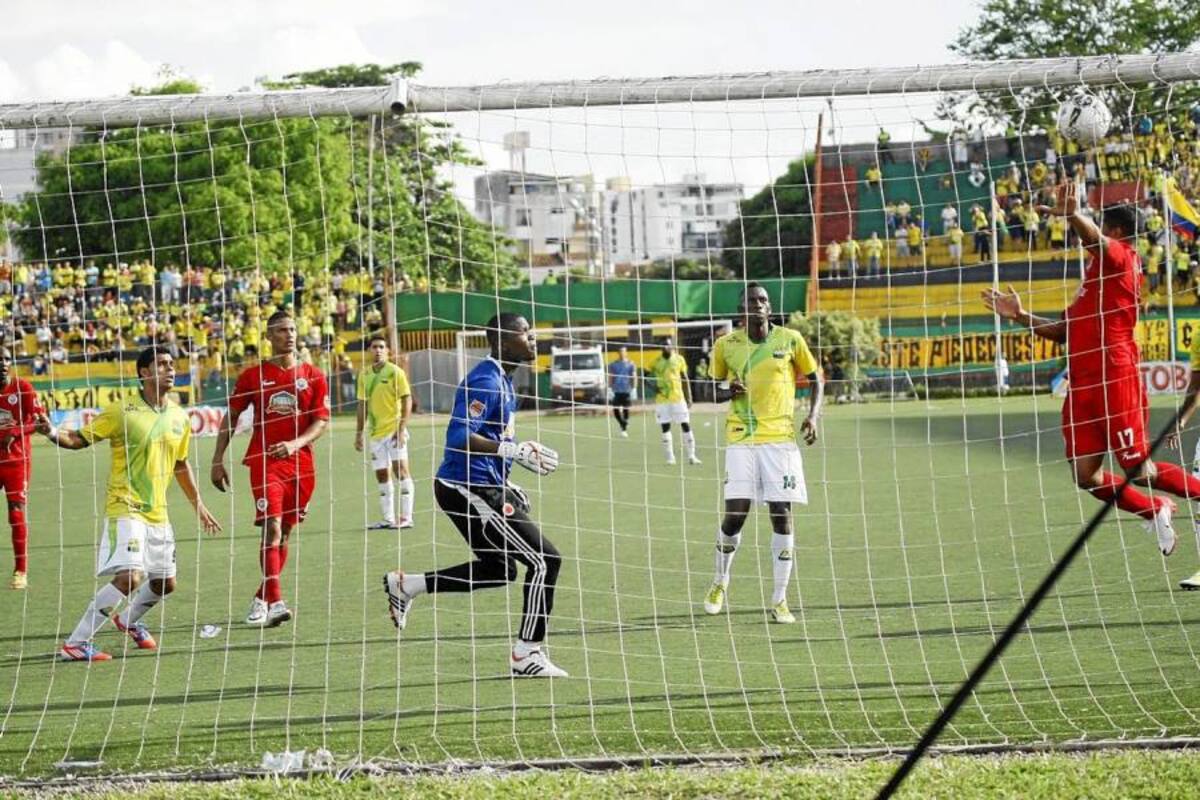 No solo los hombres de ataque del Atlético Bucaramanga tuvieron opciones claras para convertir. En la foto, el mediocampista de marca Elkin Barrera cabecea, de frente al arco, una pelota que logró contener el arquero Mafla. (Foto: César Flórez / VANGUARDIA LIBERAL)