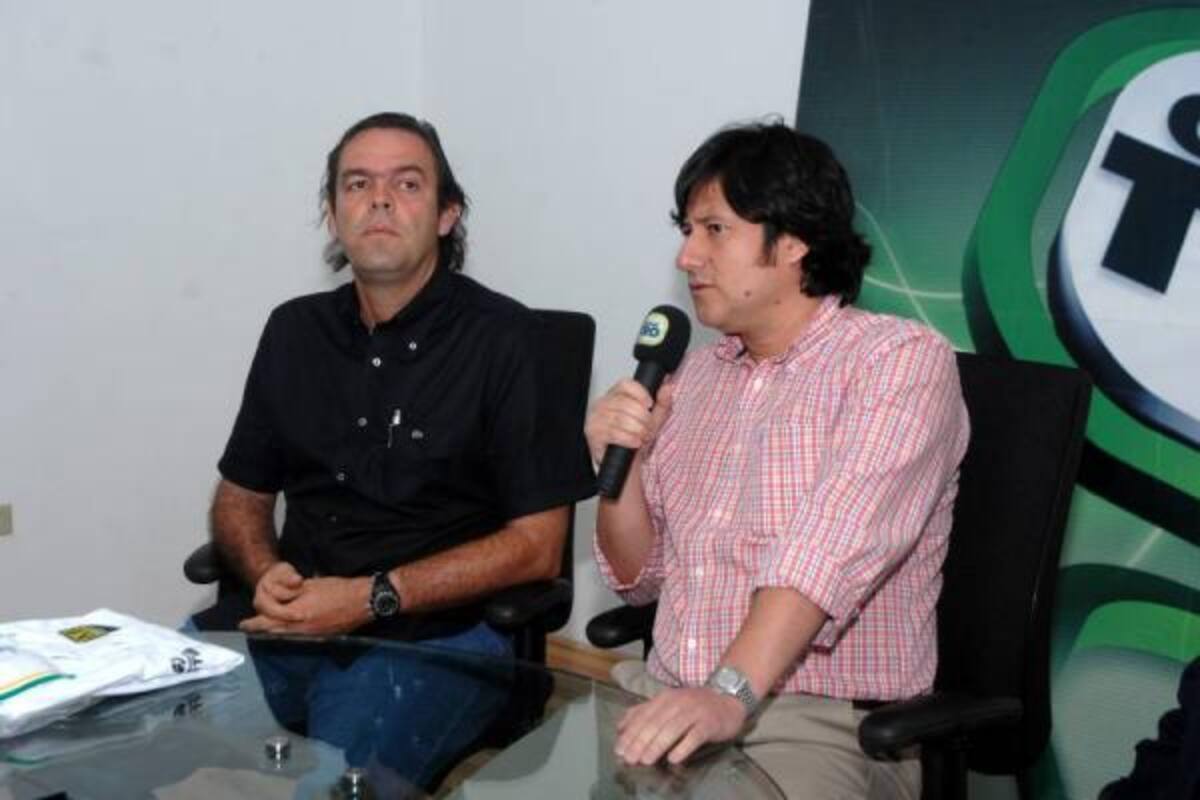 En rueda de prensa fue presentado Fernando Velasco, técnico de Atlético Bucaramanga desde los primeros días de diciembre. El estratega, acompañado del presidente José Augusto Cadena Mora, habló de las expectativas para el 2011. (Foto: Jaime del Río / VANGUARDIA LIBERAL)