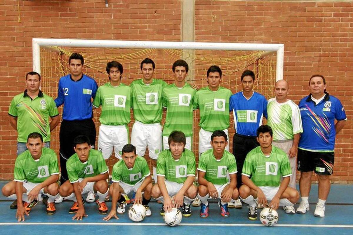 Esta es la selección Santander Sub – 20 de fútbol sala, en la gráfica aparecen de pie y de izquierda a derecha: Rodolfo León (asistente técnico), Álvaro Ardila, Iván Fernando Palacio, Diego Pinzón, James Duarte, Carlos Gómez, Rai Mendoza, Javier Toloza (preparador físico), René Rincón (técnico); hincados en el mismo orden, Brian Monroy, Waldir Durán, Sebastián Zambrano, Diego Rojas, Jeison Jaramillo y Jonathan Ceballos. (Foto: Javier Gutiérrez Pieruccini / VANGUARDIA LIBERAL)