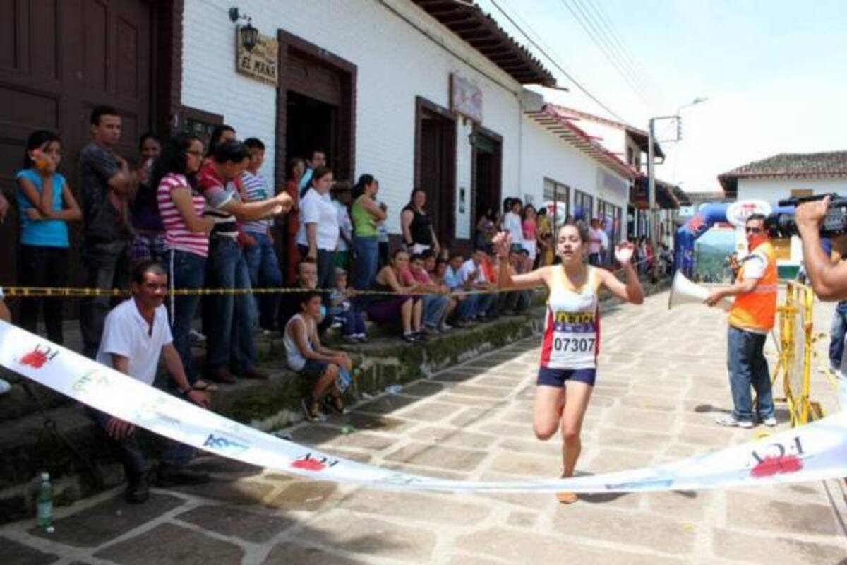 La talentosa atleta santandereana Maryie Andrea Rivera Maldonado se impuso en la categoría élite de la III Carrera Atlética de Oiba, prueba que tuvo un recorrido de 4.4 kilómetros, superando por amplio margen a todas sus rivales.(Foto: Suministrada / VANGUARDIA LIBERAL)