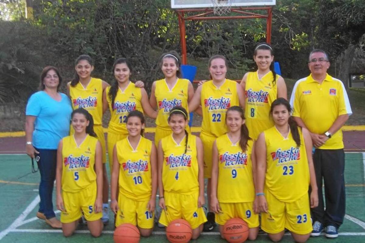 El equipo femenino de la Escuela Iván Olivares, base de la selección Colombia que ganó el título de los III Juegos Deportivos Escolares Centroamericanos y del Caribe de Panamá-2011, volvió a celebrar, esta vez en el II Encuentro Nacional de Baloncesto cumplido en Melgar. (Foto: Suministrada / VANGUARDIA LIBERAL)