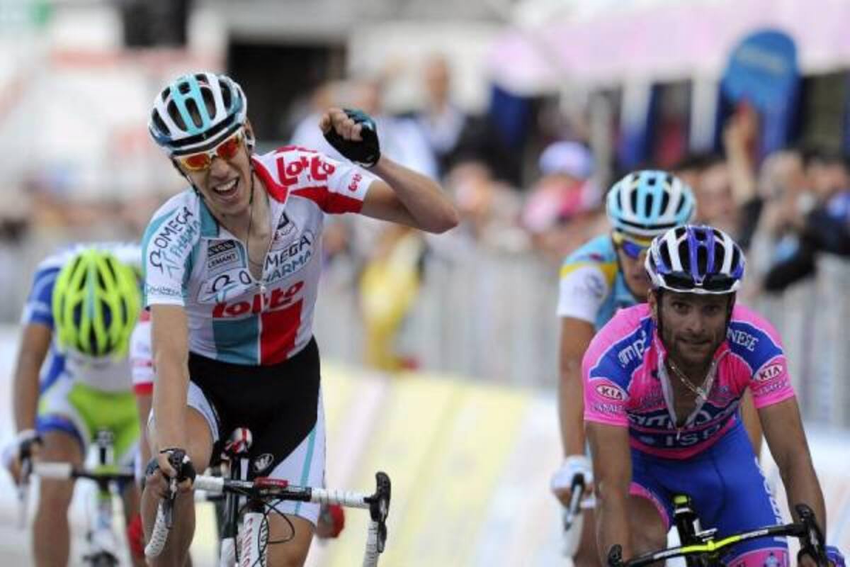 Aunque se escapó a falta de siete kilómetros para terminar la etapa, el pedalista belga Bart De Clercq ganó la fracción sobre la propia línea de meta, al ser alcanzado por el grupo que tuvo en Michele Scarponi al hombre más incisivo en la parte final de la jornada séptima del Giro de Italia.(Foto: EFE / VANGUARDIA LIBERAL)