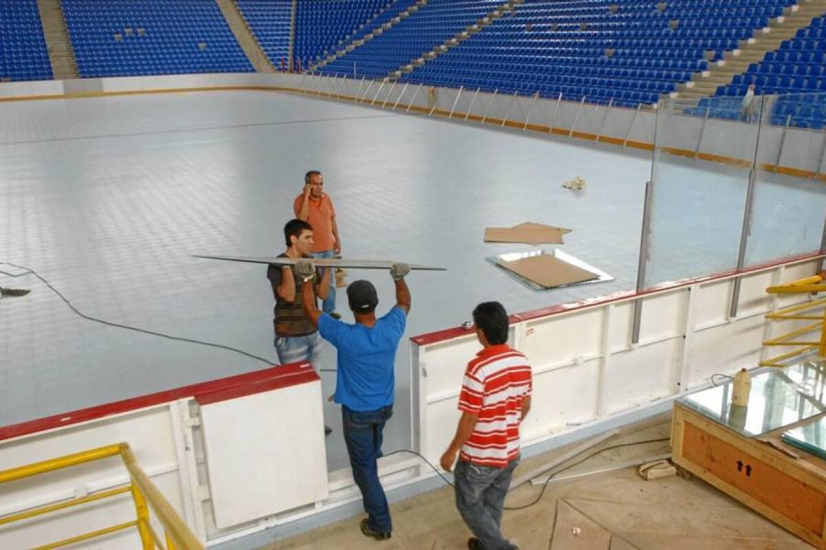 Así luce la superficie del terreno de juego, Ice Court, que fue instalada en los últimos días en el Coliseo Bicentenario Alejandro Galvis Ramírez con motivo del Campeonato Mundial de Hockey en Línea. Únicamente hace falta la instalación del ring o cerramiento metálico que demarca el escenario de juego. (Foto: Jaime Del Río / VANGUARDIA LIBERAL)