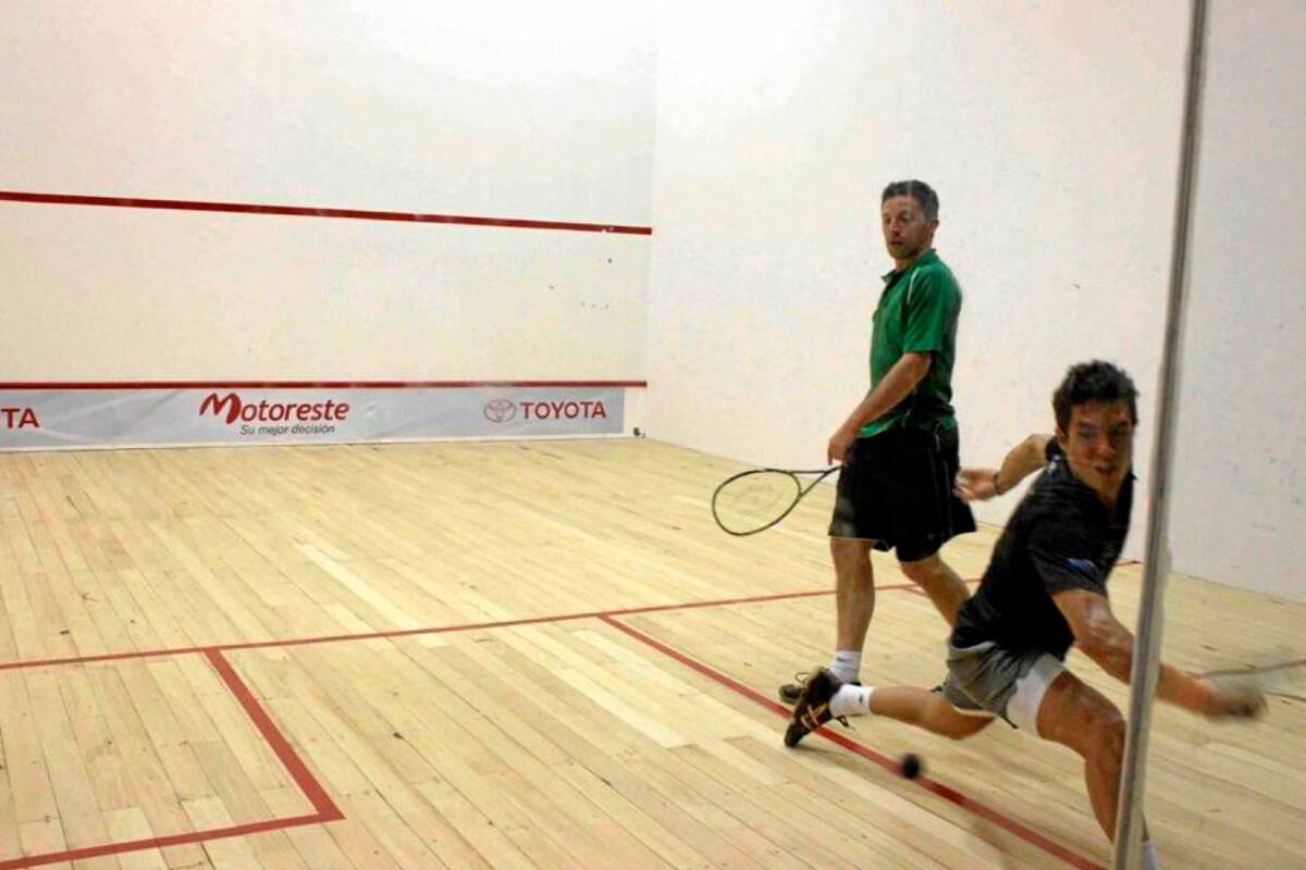 La final de Primera Caballeros, la ganó el número uno del escalafón nacional, Miguel Ángel Rodríguez (primer plano), que derrotó en la final al número dos, Javier Castilla por 3 – 0. (Foto: Nelson Díaz / VANGUARDIA LIBERAL)