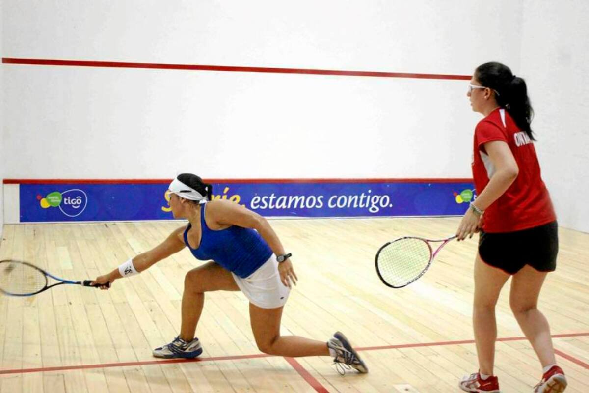 La santandereana Karol González (azul) no pudo revalidar las tres coronas consecutivas de Damas Primera, y perdió la final de la categoría ante la número uno del escalafón nacional, la bogotana Laura Tovar, que la venció en un duro y complicado partido que terminó 3 – 2 a favor de la capitalina. (Foto: Nelson Díaz / VANGUARDIA LIBERAL)