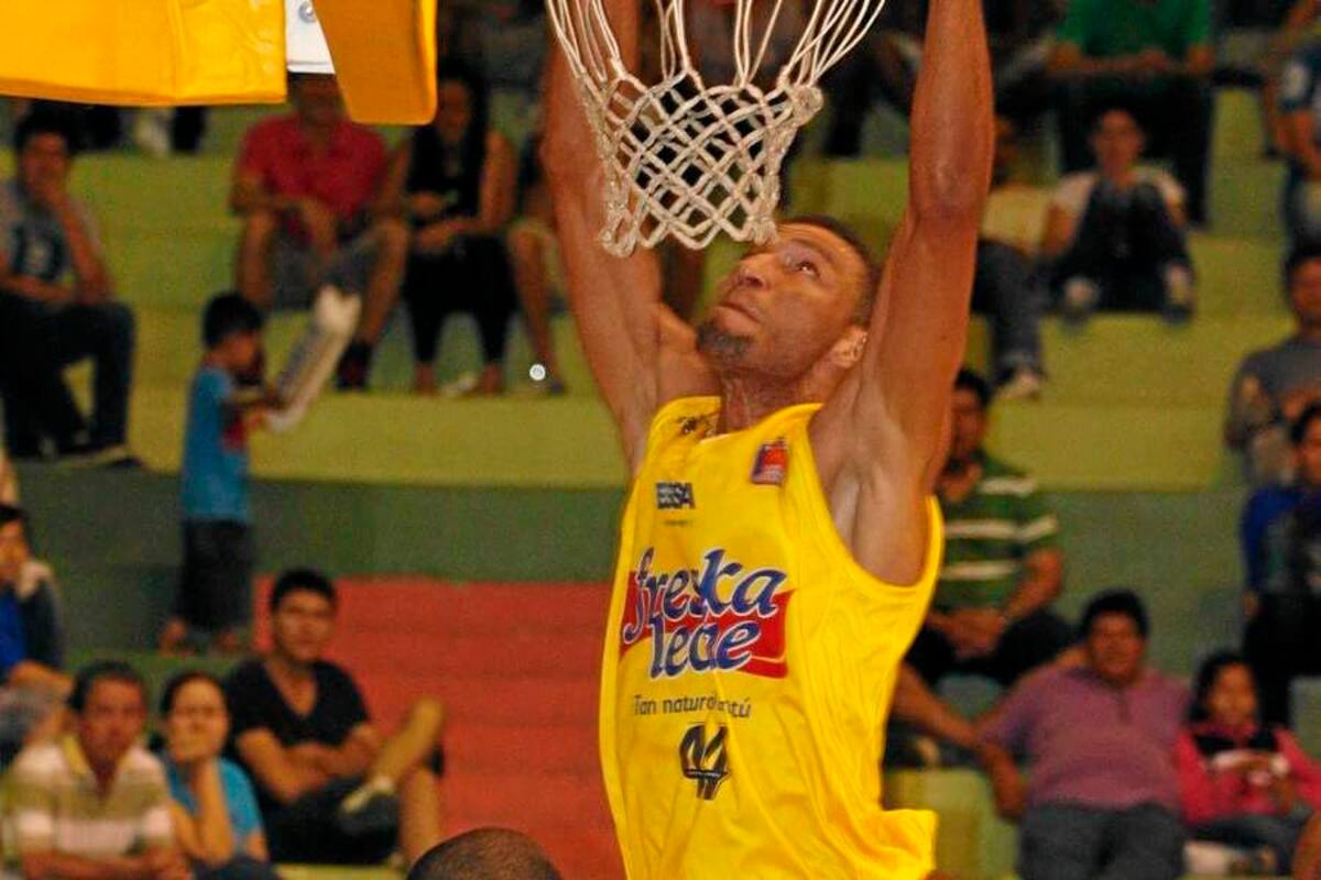 El viernes los ‘cuyabros’ ganaron 87-84 y el sábado los ‘albos’ se tomaron revancha al imponerse 93-91. (Foto: Nelson Díaz/VANGUARDIA LIBERAL)