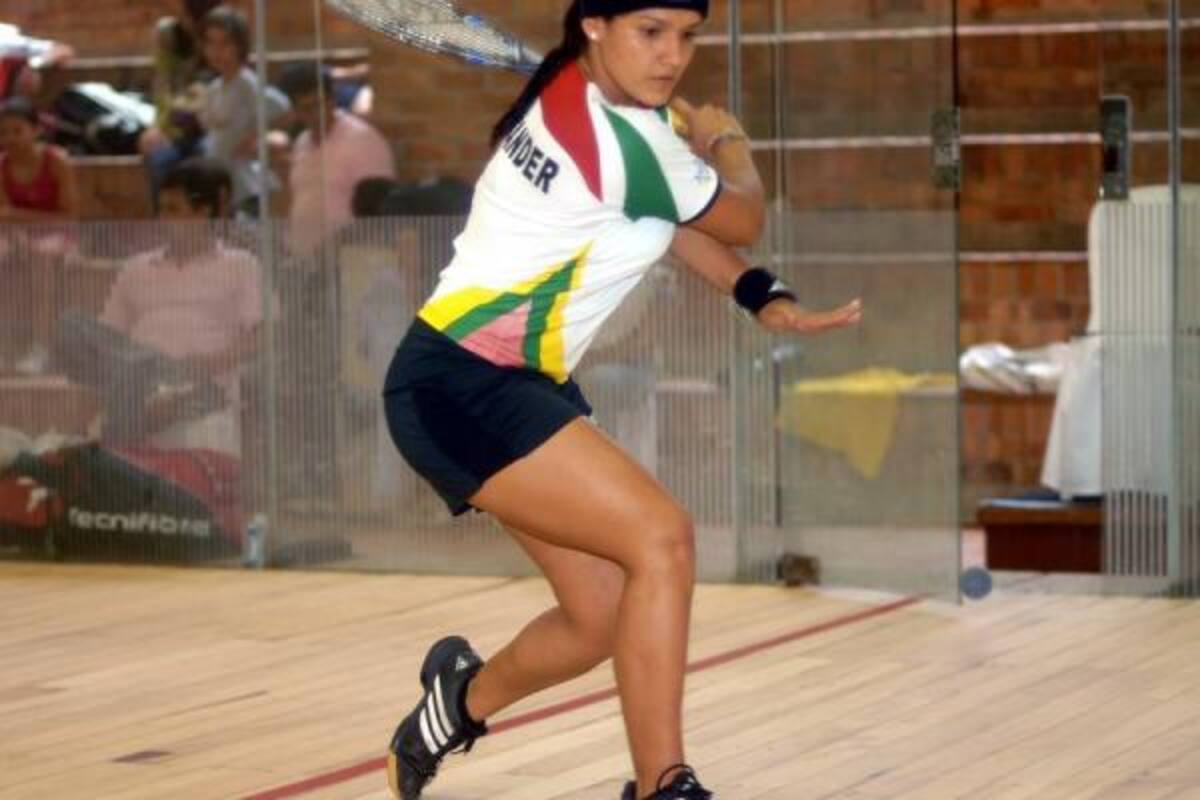 La mejor squashista de la actualidad de la Liga de Santander, Karol Zulith González Prieto, hizo valer su talento y nivel, y ganó el torneo de Primera damas y se consolidó como una de las tres mejores del escalafón nacional.(Foto: Jaime del Río / VANGUARDIA LIBERAL)