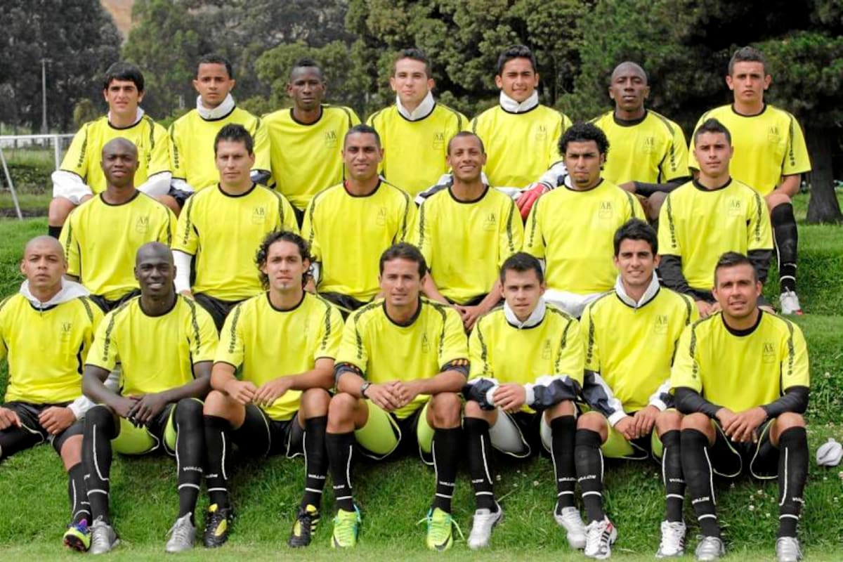 Este es el plantel de Bucaramanga que actualmente hace la pretemporada en Cajicá, Cundinamarca. Arriba: Juan Salcedo, Camilo Piedrahita, José Largacha, Marlon Díaz, James Aguirre, Daniel Murillo y Jónathan Lara. En el centro: Luis Lugo, Alexander Jaramillo, Gustavo Rúa, Elkin Barrera, Fernando Monroy y Daniel Granados. Abajo: Juan Baena, Andrés Arboleda, Yeison Chacón, Andrés Sarmiento, Leonardo Saldaña, Julián Vargas y Sergio Novoa. (Foto: Colprensa / VANGUARDIA LIBERAL)