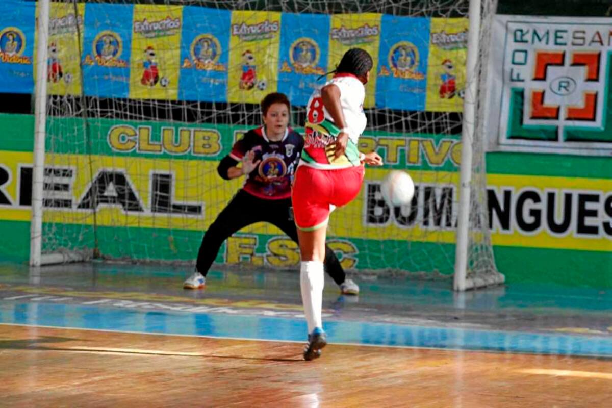 La jugadora número de Mulatas de Cartagena, Yurica Mármol fue la gran figura de su equipo y del partido, mostró un gran nivel de juego y una potente pegada, gracias a lo cual logró anotar tres de los seis goles de su equipo ante Real Bumanguesas. (Foto: Nelson Díaz / VANGUARDIA LIBERAL)