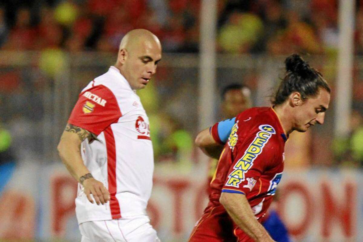 Independiente Santa Fe, favorito por historia y por hinchada para alcanzar hoy el que sería su séptimo título profesional, recibirá en el partido de vuelta de la gran final de la Liga Postobón a un Deportivo Pasto que quiere acallar el estadio El Campín, consiguiendo su segundo título. (Foto: Colprensa / VANGUARDIA LIBERAL)