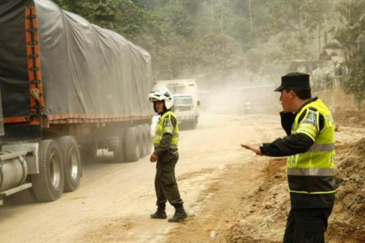 Más de 30 uniformados de la Policía de Carreteras regulan el tráfico en el tramo vial las 24 horas del día. (Foto: César Flórez/VANGUARDIA LIBERAL )