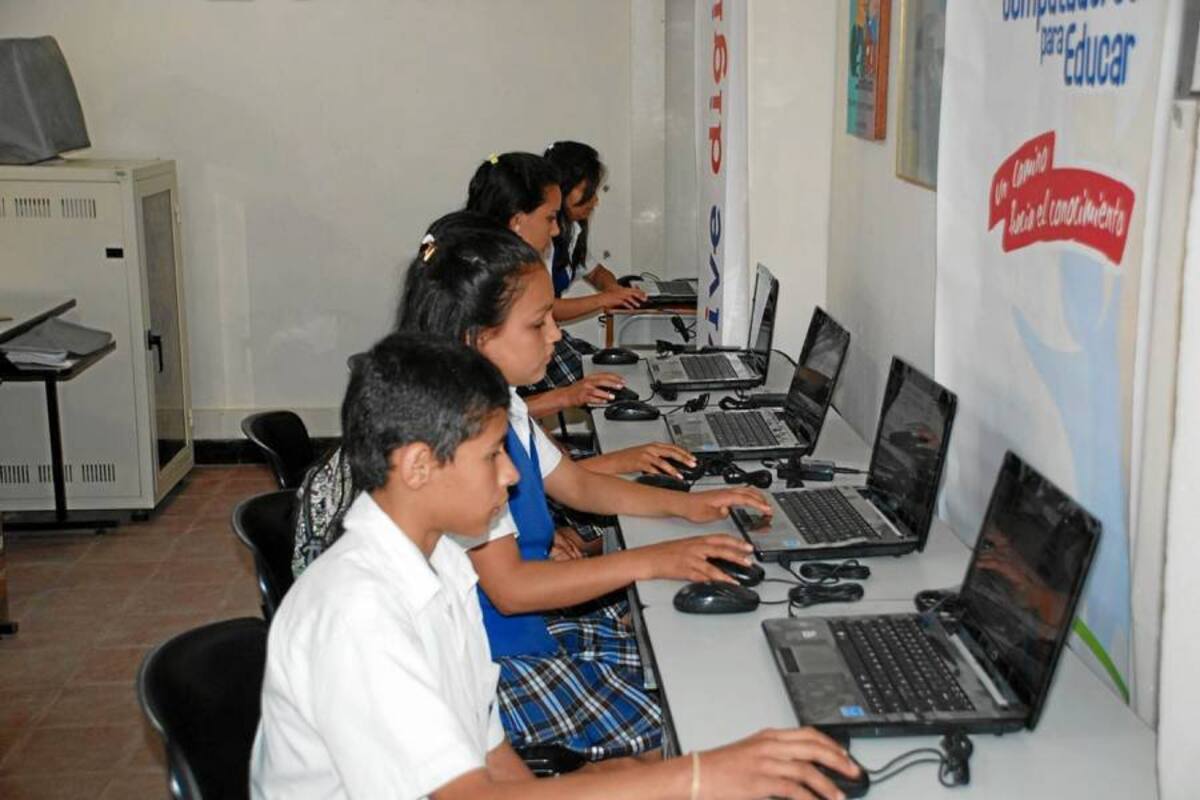 Aulas móviles y equipos informáticos fueron entregados por la Secretaría de Educación a ocho instituciones educativas del municipio. (Foto: Archivo/VANGUARDIA LIBERAL)