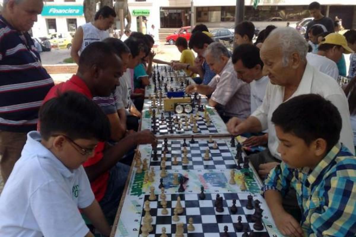 La actividad tuvo lugar en el parque principal con la ubicación de 20 tableros distribuidos en diez mesas.(Foto: Suministrada/VANGUARDIA LIBERAL)