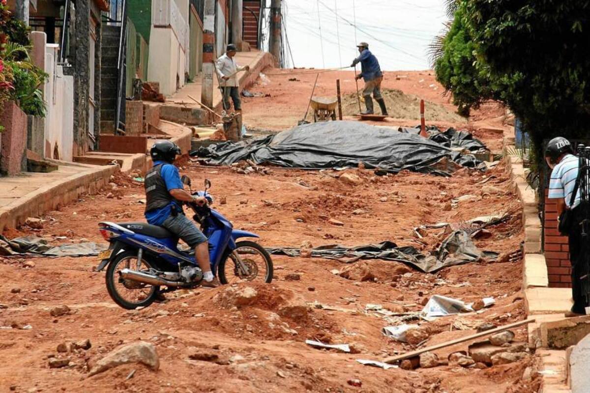 Habitantes de diferentes sectores de Floridablanca han tenido que soportar que sus calles queden destapadas, a raíz de la paralización de obras de acueducto y alcantarillado que adelantaba Acuasan. (Foto: Archivo/VANGUARDIA LIBERAL )