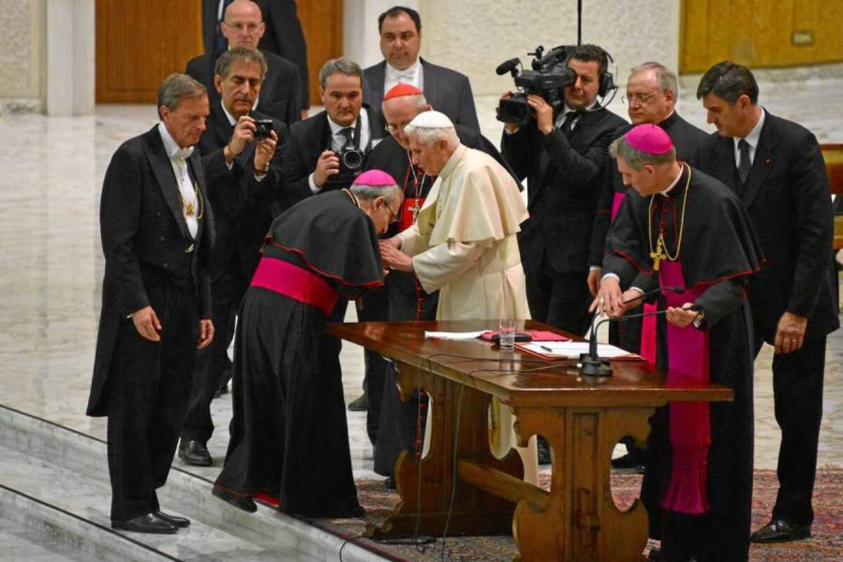 El Pontífice se despidió ayer de los obispos y sacerdotes de su diócesis, en Roma, a los que dijo que, aunque renuncia al papado y quedará “oculto para el mundo”, siempre estará unido a ellos en las plegarias. (Foto: AFP / VANGUARDIA LIBERAL)