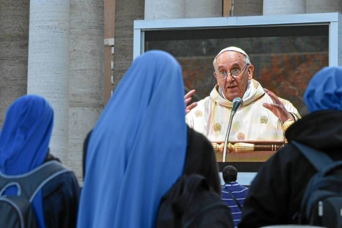 Vestido con un simple paramento dorado y mitra, Francisco, el primer papa latinoamericano celebró la misa en latín, pero pronunció la homilía, centrada en el tema “caminar, edificar, confesar”, en perfecto italiano. (Foto: AFP / VANGUARDIA LIBERAL)