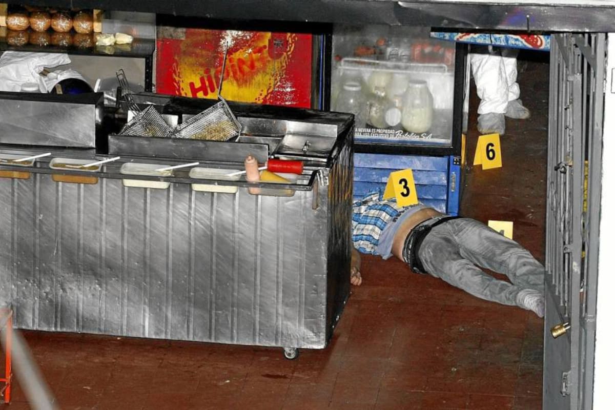 Uno de los delincuentes cayó muerto en la entrada del negocio tras el intercambio de disparos con las víctimas.