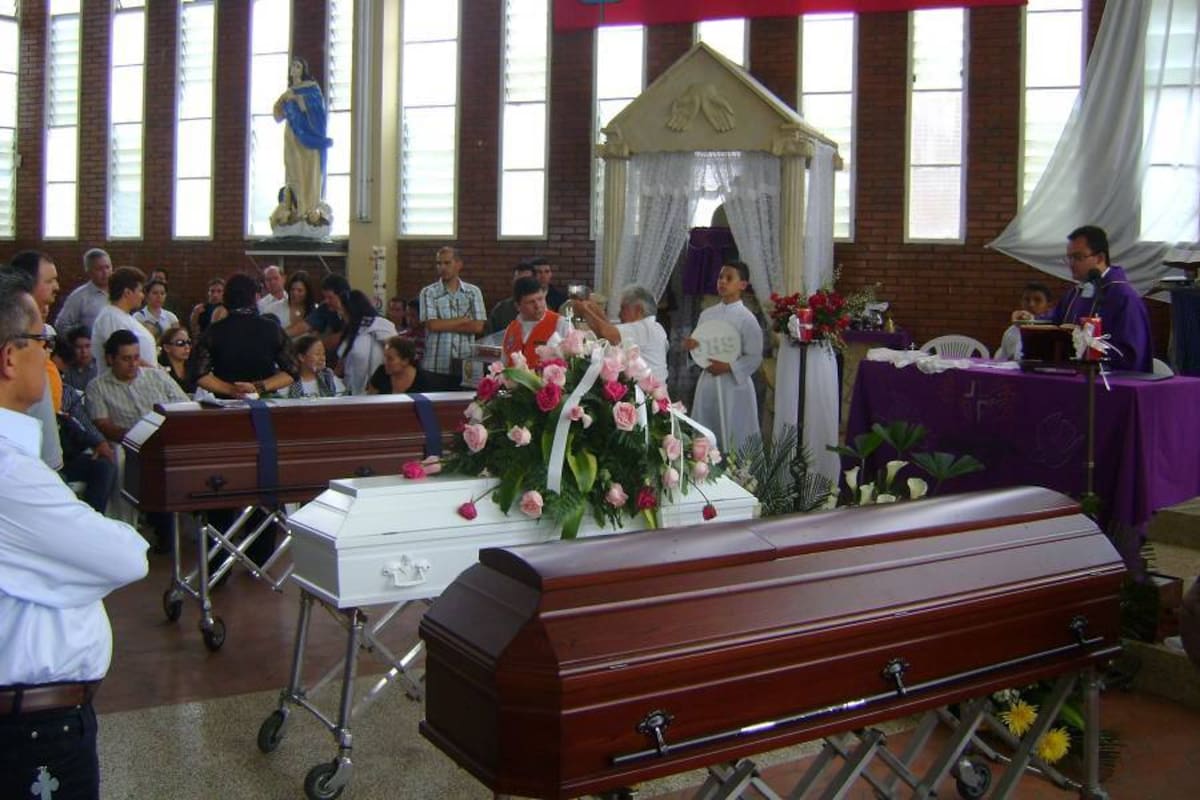 La ceremonia religiosa se cumplió en la parroquia El Buen Pastor en el barrio Zapamanga IV etapa, en Floridablanca donde residían las víctimas. (Foto: Marco Valencia/VANGUARDIA LIBERAL)