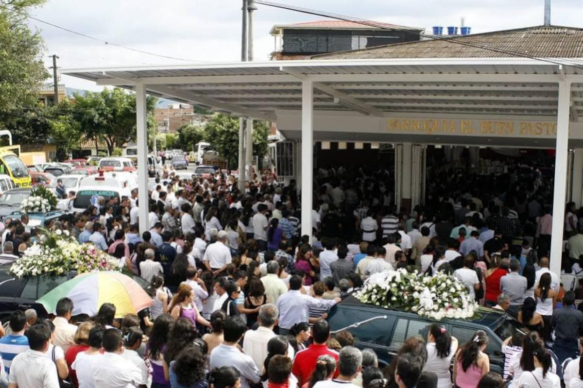 Multitudinaria fue la despedida que ayer le brindaron los integrantes de la familia Villabona que perecieron en el trágico accidente de tránsito. (Foto: Marco Valencia/VANGUARDIA LIBERAL)