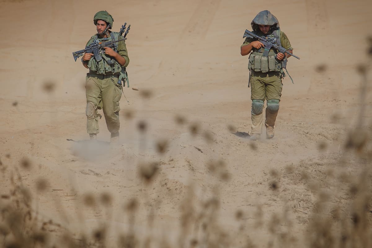(140804) -- FRONTERA DE GAZA, agosto 4, 2014 (Xinhua) -- Soldados israelíes caminan luego de regresar del enclave palestino, en la frontera entre Israel y la Franja de Gaza, el 4 de agosto de 2014. Israel aceptó una propuesta egipcia sobre un cese al fuego de 72 horas con el movimiento Hamas a partir de las 08:00 hora local (05:00 GMT) del martes, informaron el lunes medios israelíes. Durante las 72 horas, una delegación israelí tiene previsto llegar a El Cairo para negociar con los palestinos, informó el sitio noticioso Walla. (Xinhua/JINI) (da) (sp)