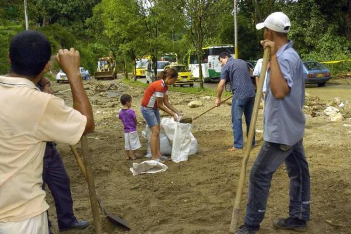 El derrumbe se encuentra en el carril del sentido sur -norte cerca del sector Bucarica.(Foto: César Flórez/VANGUARDIA LIBERAL )