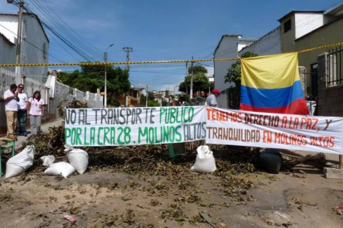 Los habitantes de Molinos altos ubicaron una pancarta y cerraron la vía como forma de protesta pacífica para pedir por el arreglo de la calle que está deteriorada por el paso de buses.(Foto: Nelson Díaz/VANGUARDIA LIBERAL)