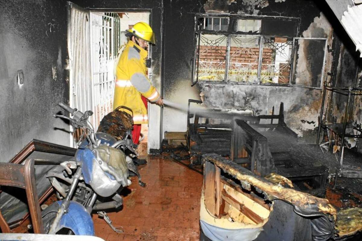 La vivienda ubicada en la carrera 15B Nro. 6-06 fue consumida ayer por un voraz incendio, las autoridades indagan sobre las posibles causas, primeras hipótesis apuntan a un corto circuito. (Foto: Marco Valencia/VANGUARDIA LIBERAL )
