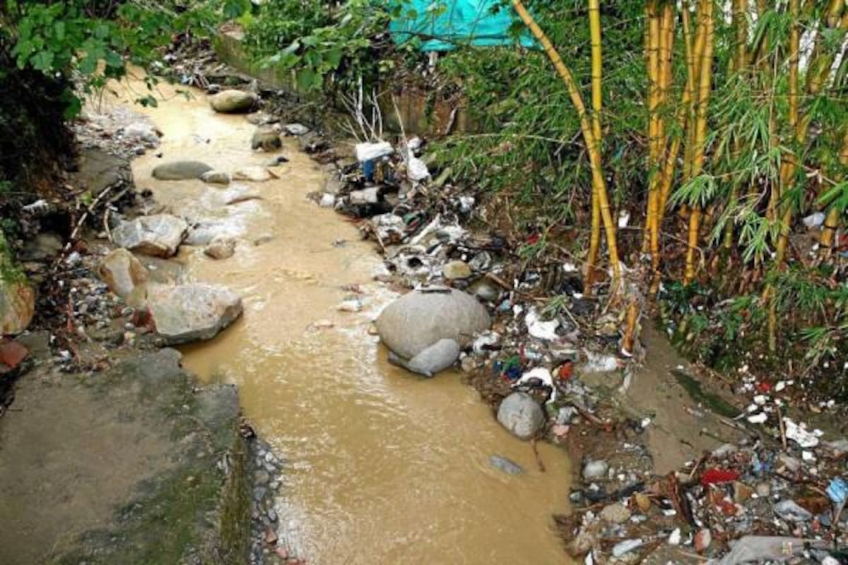 Limpian las quebradas contaminadas del área
