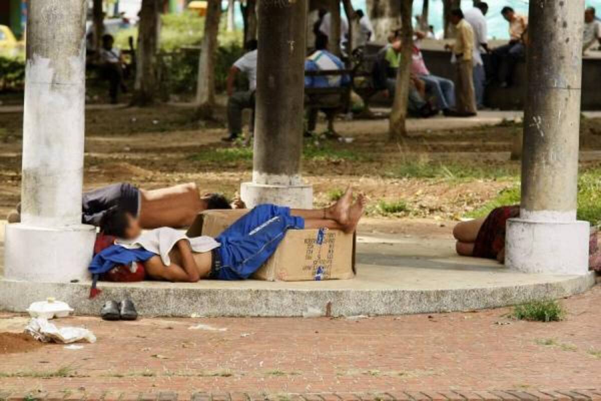 Los indigentes siguen encontrando en Bucaramanga una buena plaza para refugiarse. Se ven por todos lados: en las aceras, en las entradas de las iglesias, en los parques, en los lotes de engorde, en los separadores de las vías, en fin... En el registro gráfico se aprecia el improvisado 'dormitorio' que algunos de ellos habilitaron en el Parque Centenario. (Foto: César Flórez León / VANGUARDIA LIBERAL)