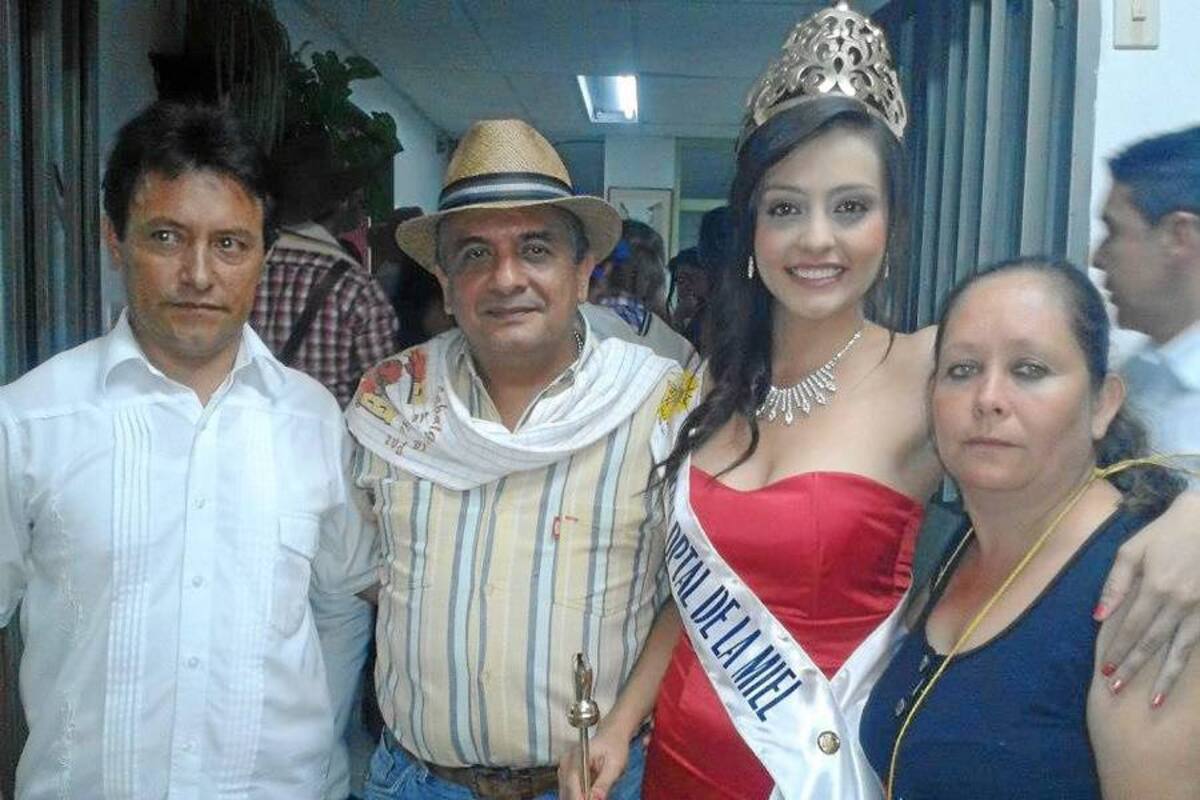 Yuri García es estudiante de la Universidad Libre, está a puertas de cumplir 18 años y pertenece a un hogar cristiano. En la imagen, la acompañan sus padres y el director de Cultura y Turismo del Socorro. (Foto: Suministrada Alcaldía del Socorro /VANGUARDIA LIBERAL)