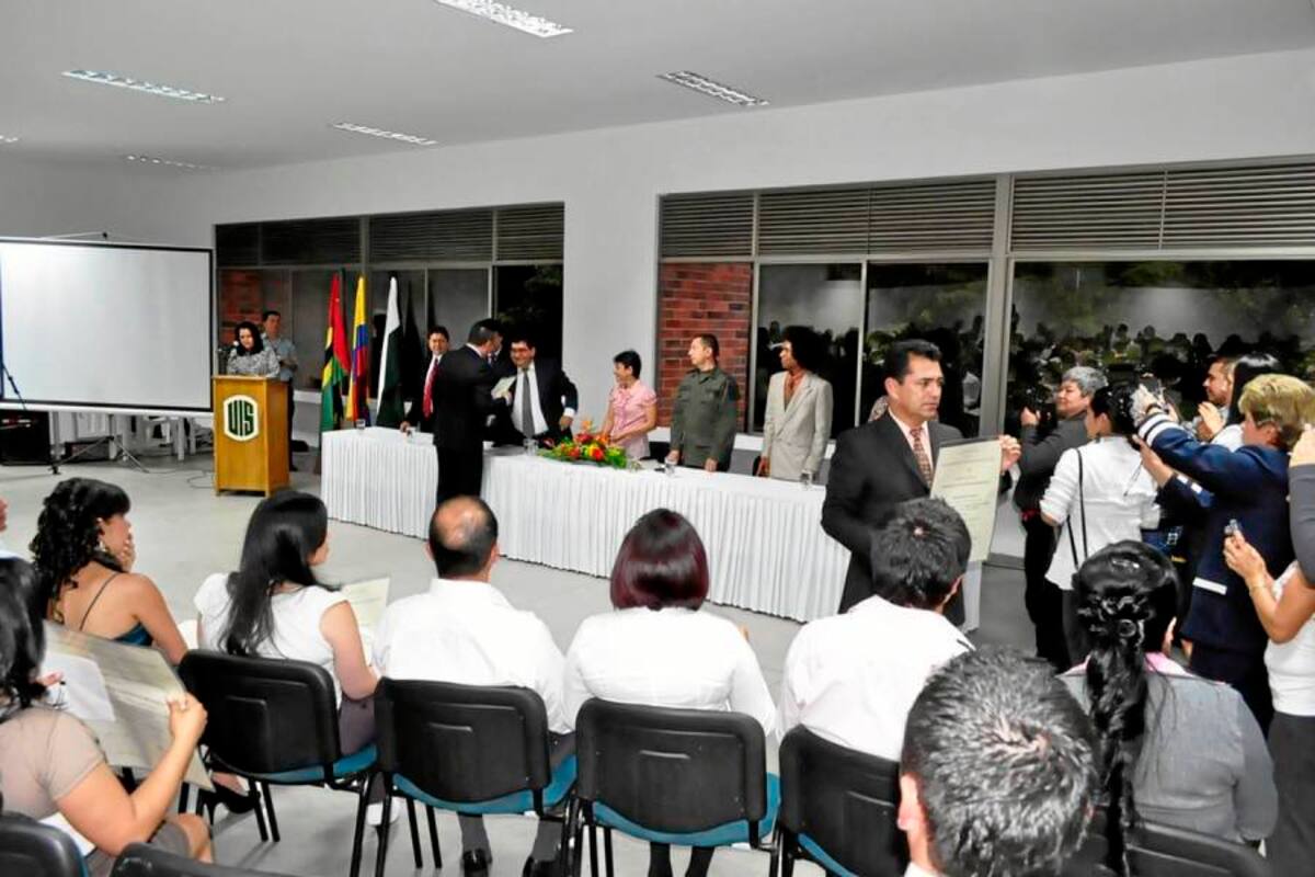 En la ceremonia de graduación, que se desarrolló en la UIS, sede Barbosa, recibieron el título, como tecnólogos y profesionales, 53 estudiantes de las provincias de Vélez y Ricaurte. (Foto: Luis Fernando Martínez V. /VANGUARDIA LIBERAL)