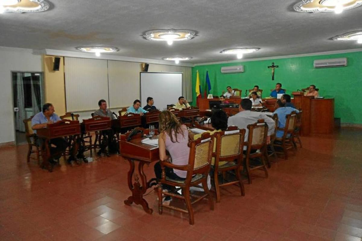 Aspectos de la sesión del pasado lunes en la que estuvo como invitado el secretario de planeación Luis Eduardo González Martínez. Al final de la reunión solo se encontraban cinco concejales en el recinto, por tanto no hubo quórum para aprobar la proposición de enviar el acta de la sesión a los entes de control. (Foto: Nancy Acuña R. /VANGUARDIA LIBERAL)
