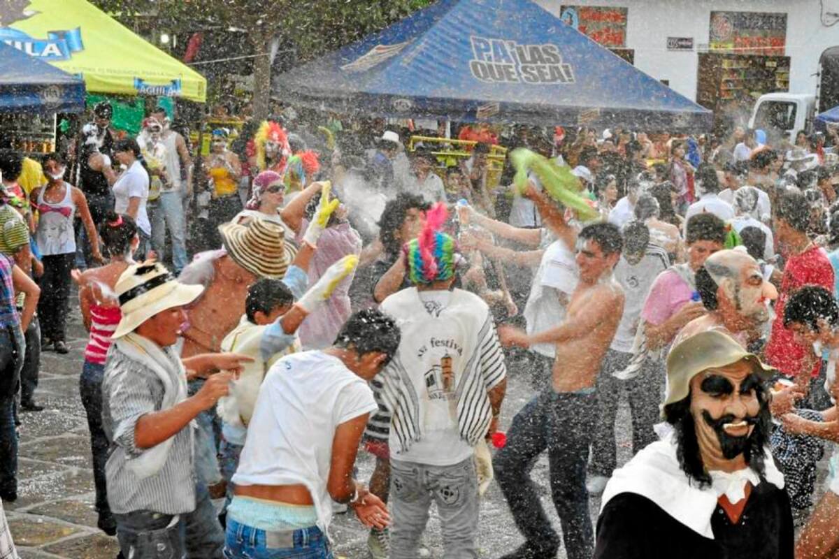 Aspectos del ambiente que se vivió con el carnaval de espuma y de la alegría que se desarrolló en Oiba, en el marco de sus Ferias y Fiestas 2012. (Foto: Suministrada /VANGUARDIA LIBERAL)