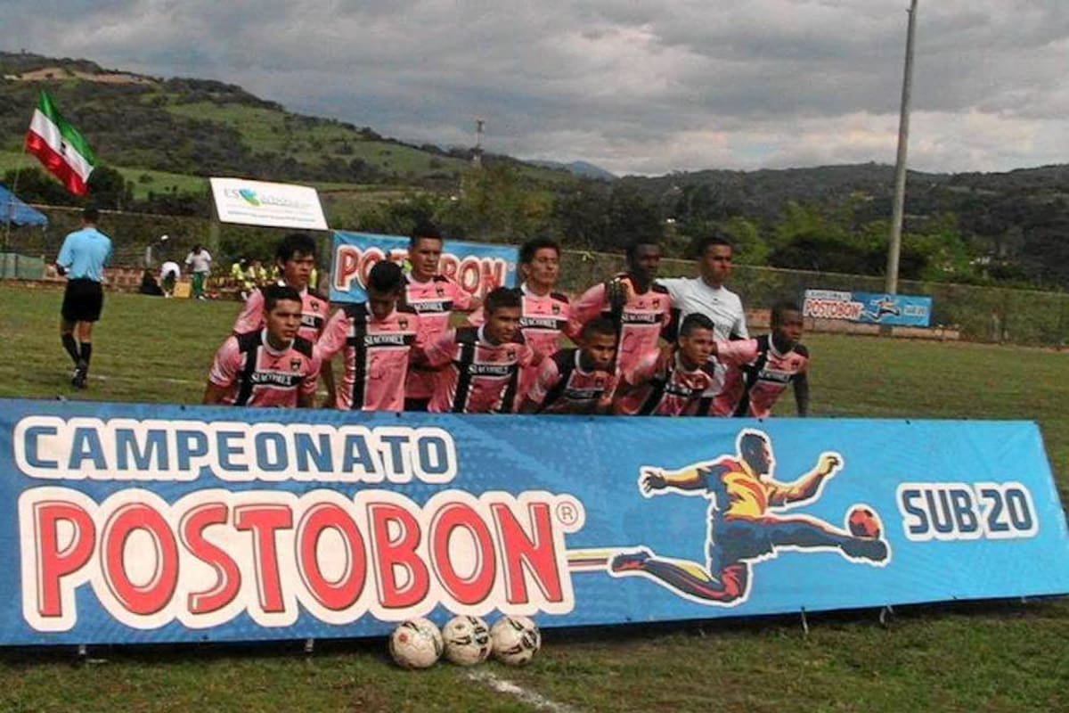 Integrantes del equipo La Bombonera Fútbol Club de Barbosa, que se disputan hoy un honroso lugar en la tabla de posiciones del campeonato Postobón Sub-19. (Foto: Luis Fernando Martínez Vargas /VANGUARDIA LIBERAL)