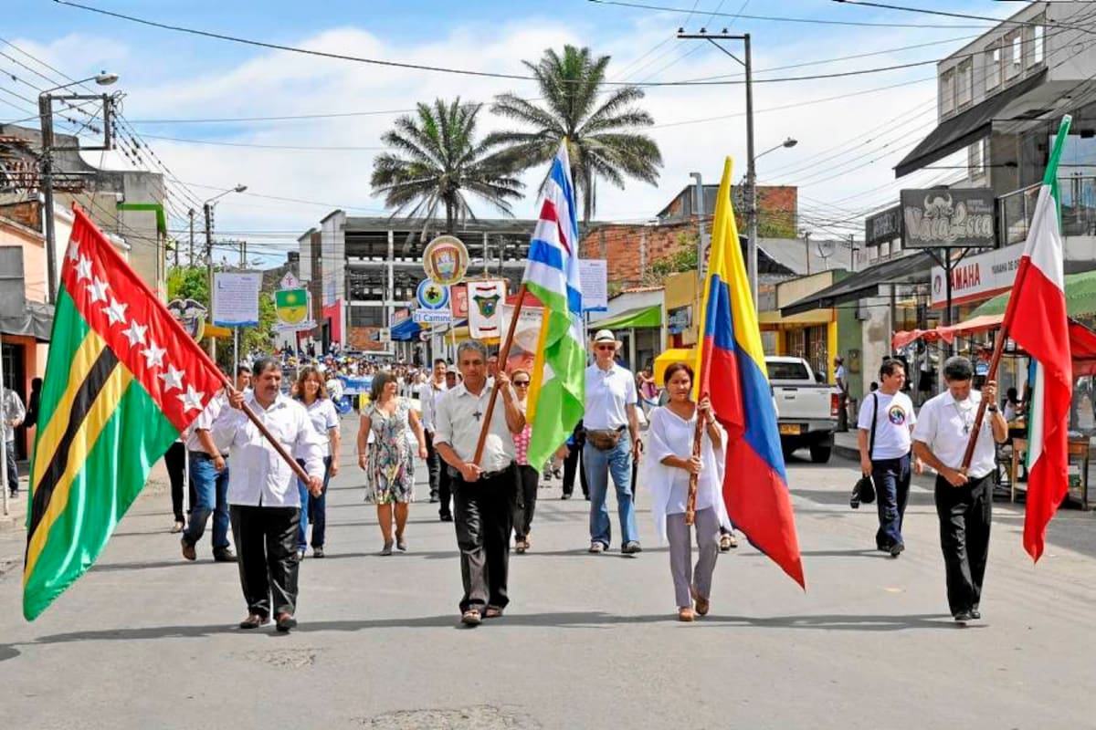 Desfile que realizaron por las principales calles de Barbosa, directivos, docentes y estudiantes de la Fundación Comunidad El Camino que celebraron los 41 años de labores y el IX encuentro de estudiantes y egresados. (Foto: Luis Fernando Martínez Vargas/VANGUARDIA LIBERAL)