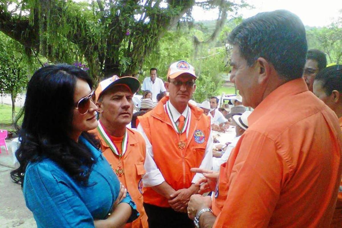 Mayor General Jaime Duván Pineda Niño, director de la Defensa Civil Colombiana, dialogando con la alcaldesa de Barbosa Maryury Rocío Galeano Jiménez, quien anunció la construcción de una sede provincial de la Defensa Civil en Barbosa, y la adquisición conjunta de una ambulancia. (Foto: Luis Fernando Martínez Vargas/VANGUARDIA LIBERAL)