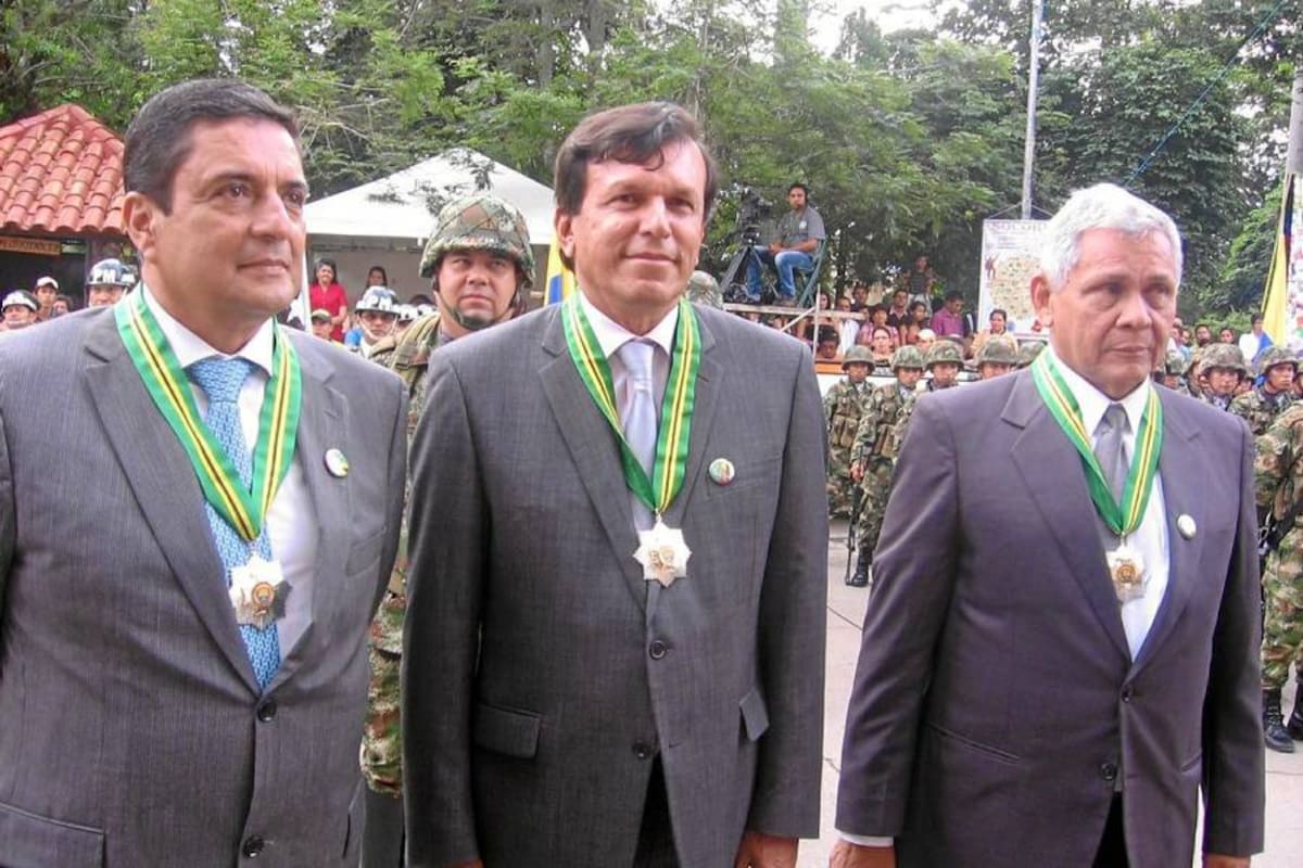 Por su aporte al desarrollo económico y empresarial, la Gobernación entregó la Orden Ciudadano Meritorio, en la categoría Gran Cruz a los empresarios Leonardo Méndez, gerente de Transportes Unidos RioCarfe; Horacio Enrique Blanco Guarín, gerente de Fénix Constructores; y Rafael Marín Valencia, gerente de Marval. (Foto: Nancy Gómez /VANGUARDIA LIBERAL)