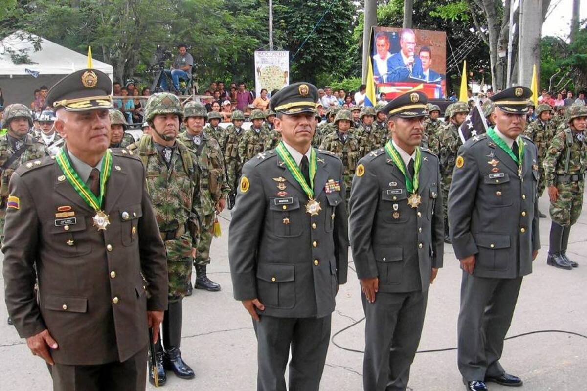 Desfilaron instituciones como la Escuela de Carabineros de Vélez, el Batallón José Antonio Galán, Bomberos, el Colegio Universitario Socorro, la Banda la Novela Legión, la Coral de la Universidad Industrial de Santander, presentaciones de danza, teatro y del personaje Bicentemario Chanchón Tamacara. (Foto: Nancy Gómez / VANGUARDIA LIBERAL )