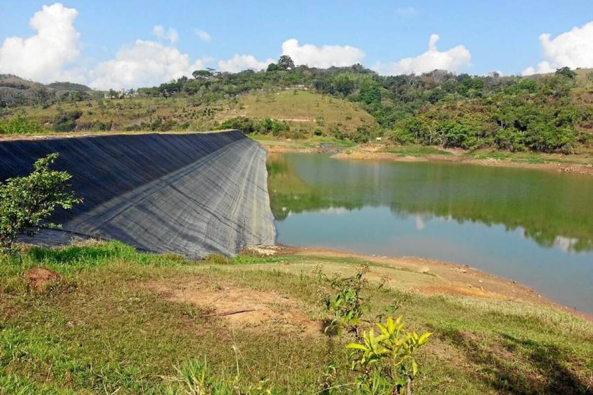 Este es el bajo nivel del agua que se registra en el embalse la Honda, por ahora es la única fuente que está surtiendo al municipio del Socorro. (Foto: Suministrada/VANGUARDIA LIBERAL)