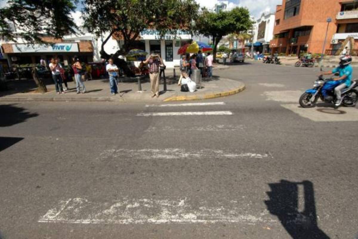 Las señales viales se desvanecen bajo al frío pavimento de las calles de la ciudad. Para la muestra, la "cebra" de la carrera 33 con calle 52. En la foto al lado derecho apreciamos cómo debería verse esta zona, si Tránsito Local procediera con las respectivas labores de mantenimiento.(Foto: Fotografía: Jaime Del Río / VANGUARDIA LIBERAL)