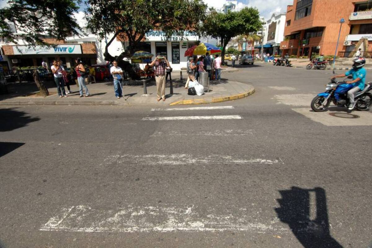 Las señales viales se desvanecen bajo al frío pavimento de las calles de la ciudad. Para la muestra, la “cebra” de la carrera 33 con calle 52. En la foto de abajo apreciamos cómo debería verse esta zona, si Tránsito Local procediera con las respectivas labores de mantenimiento. (Foto: Fotografía: Jaime Del Río / VANGUARDIA LIBERAL)