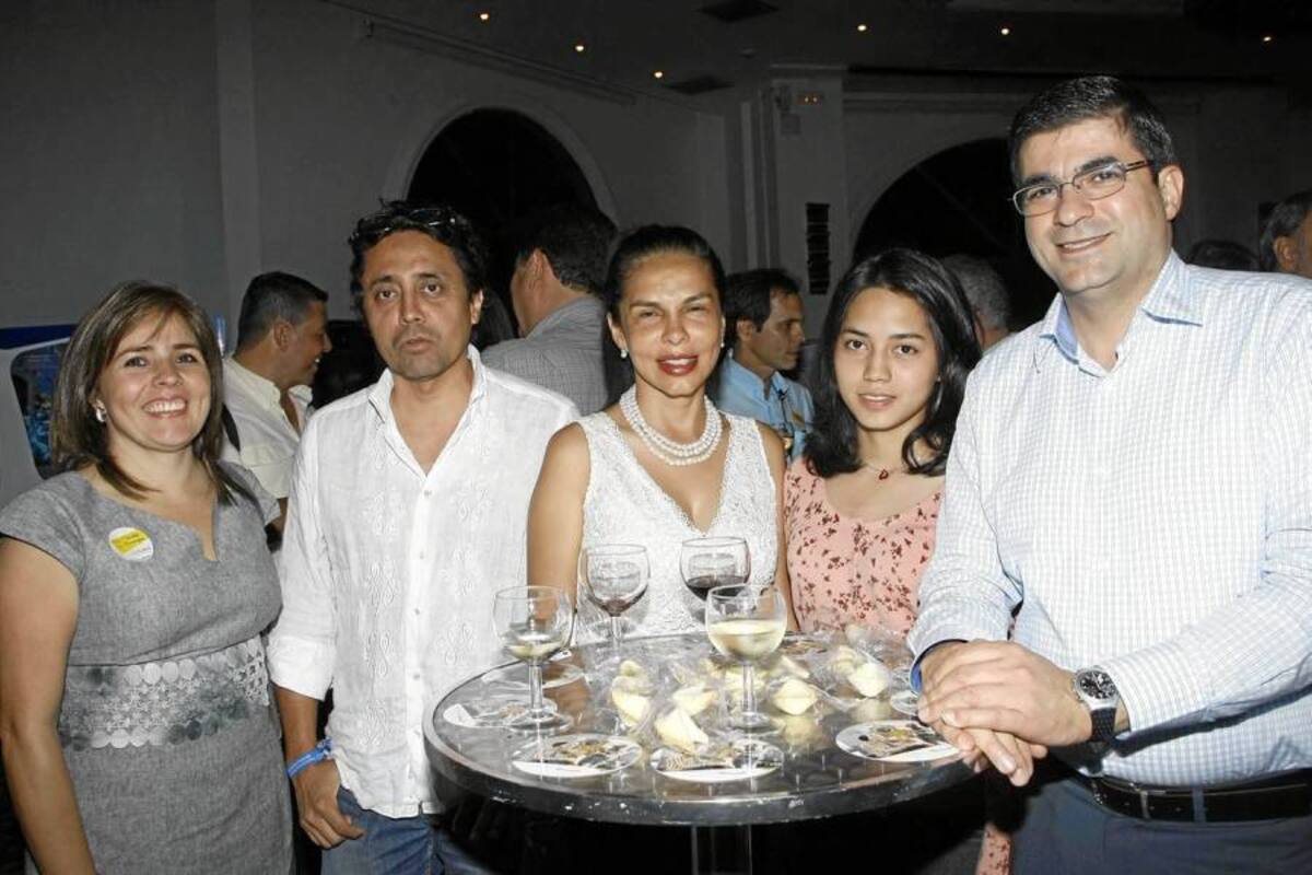 Claudia Vásquez, César Duarte, Luz Beatriz Pineda, Fanny Duarte y Augusto Restrepo. (Foto: Foto: Cesar Flórez / VANGUARDIA LIBERAL)