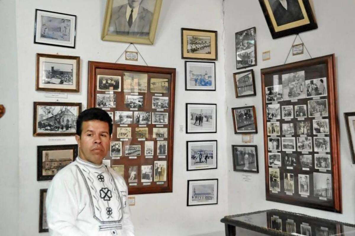 Julio César Nieves, gestor cultural y director del Museo Real de Vélez, en una de las salas temáticas donde se pueden observar fotografías de comienzo de siglo que narran la historia de acontecimientos trascendentales de Vélez. (Foto: Luis Fernando Martínez vargas/VANGUARDIA LIBERAL)