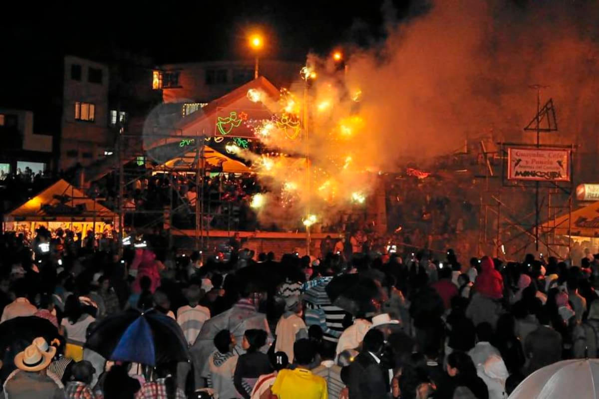 Espectacular quema de pólvora que se llevó a cabo en el parque Santander de Moniquirá en el marco de las 97 ferias y fiestas de esta ciudad. (Foto: Luis Fernando Martínez Vargas/VANGUARDIA LIBERAL)